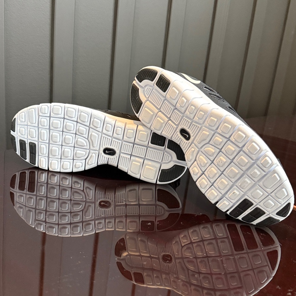 Nike Free Run 2 | Black White Sneakers | Size 6Y Women's -7.5 NWOT Running Shoes - Picture 16 of 17